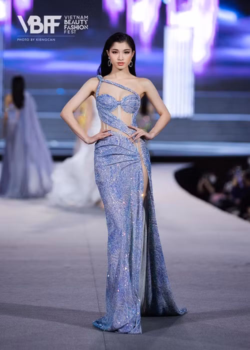 Nhiều người cho rằng để tiến xa, cô gái này cần cố gắng nhiều hơn về nhiều mặt như kỹ năng trình diễn, dự án cộng đồng.
