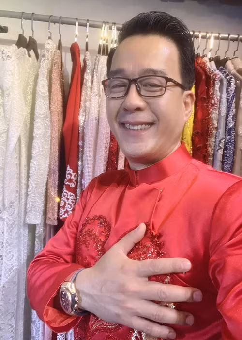 "Vua cá Koi" Việt Nam mới đây đăng tải hình ảnh tươi rói đồng thời gắn tên tài khoản Facebook của vợ sắp cưới. Ngoài ra, doanh nhân Thắng Ngô bày tỏ, anh phát hiện ra bản thân thích cười sau khi gắn bó với Hà Thanh Xuân. Ảnh: FBNV