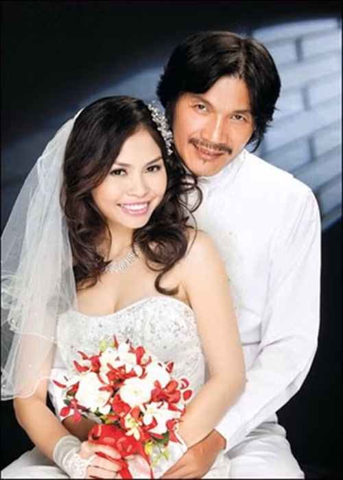 Giống Tiết Cương, nghệ sĩ Công Ninh cũng lập gia đình muộn. Anh kết hôn vào năm 2012 khi bước sang tuổi 50 tuổi. Ảnh: Tiền Phong
