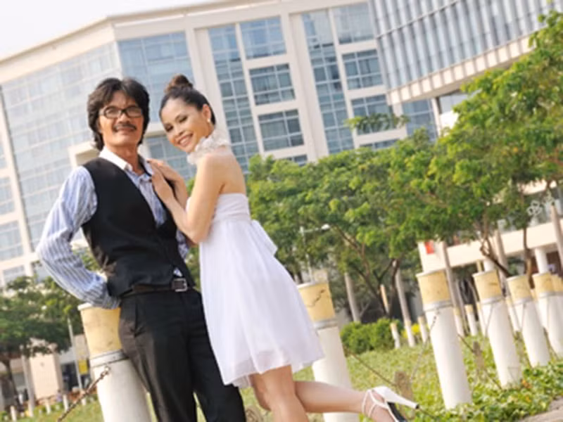 Bà xã của Công Ninh tên Tuyết Vân. Cô kém nam diễn viên gần 2 giáp và từng là học trò của Công Ninh. Ảnh: VTC