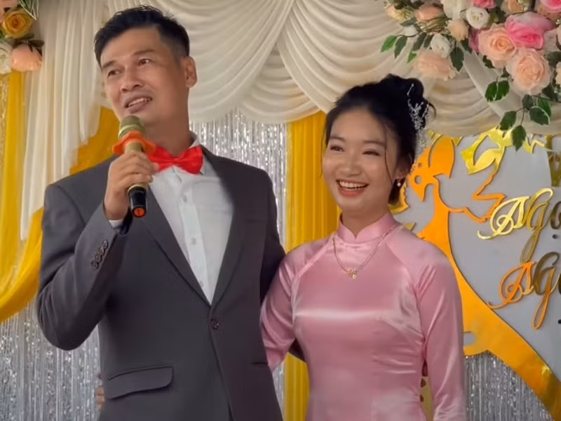 Bà xã của Tiết Cương tên Ngọc Thưởng, có diện mạo khá xinh đẹp. Theo Vnexpress, Ngọc Thưởng năm nay 23 tuổi. Ảnh: Dân Việt