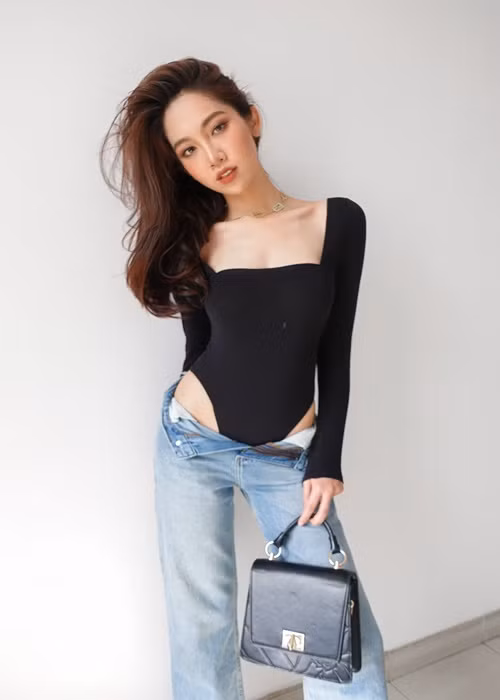 Nhật Hà táo bạo phối bodysuit với mốt quần tụt.