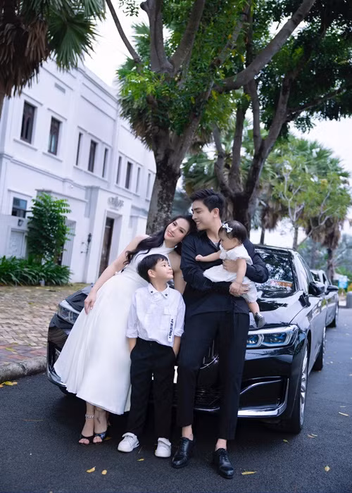 Kin Nguyễn yêu thương con trai của Thu Thủy như con ruột. Ảnh: FBNV