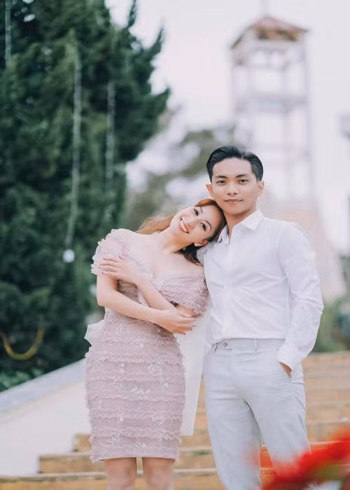 Vợ chồng kiện tướng Dancesport san sẻ việc dạy dỗ con cái, làm việc nhà và dạy học trực tuyến. Ảnh: FBNV