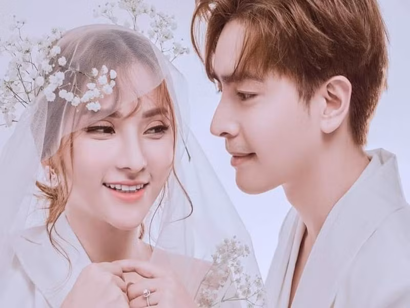 Sau 1 lần đò, có một cậu con trai riêng, ca sĩ Thu Thủy tái hôn với Kin Nguyễn. Cặp “phi công - máy bay” vênh chục tuổi. Ảnh: FBNV