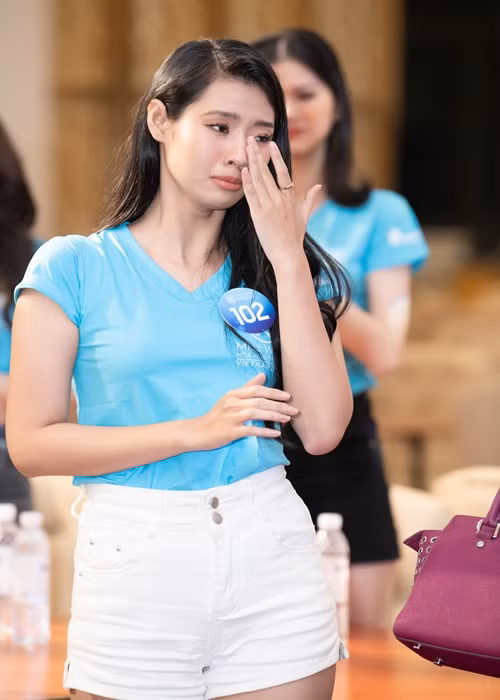 Thậm chí các thí sinh đã rơi nước mắt khi lắng nghe câu chuyện đau lòng của ông Santos.