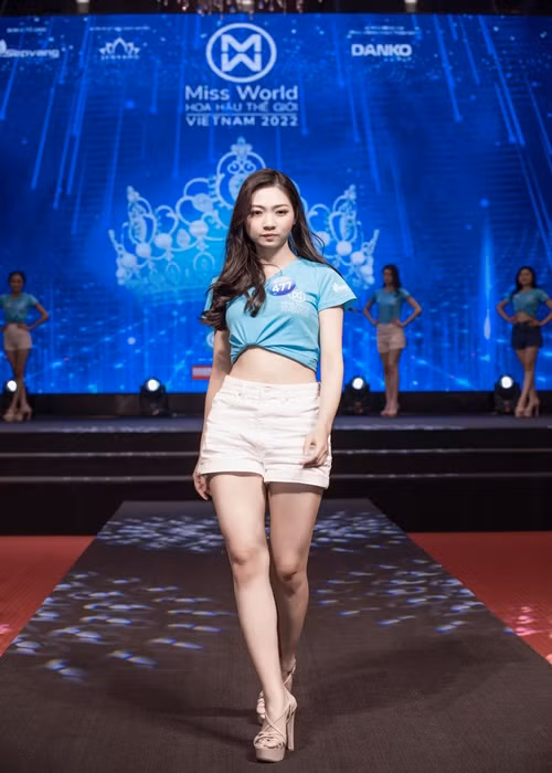 Top 64 khoe eo con kiến, chân thon gọn.