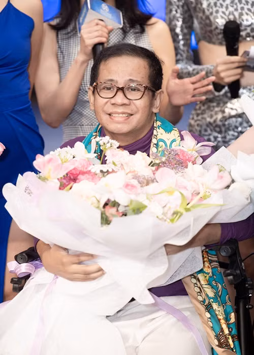 Cách đây 2 năm, sau khi trải qua căn bệnh tiểu đường và 2 cơn đau tim, ông Santos đã buộc phải chọn lựa giữa mạng sống của mình và đôi chân. Vì vậy, hình ảnh vị huấn luyện viên xuất hiện trên chiếc xe lăn đã khiến 3 nàng học trò Đỗ Mỹ Linh, Lương Thùy Linh, Kiều Loan không kìm được nước mắt vì biến cố xót xa và những gì ông đã phải trải qua.