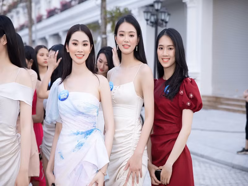Trong một hoạt động vào ngày 4/4, dàn thí sinh diện đầm cocktail.
