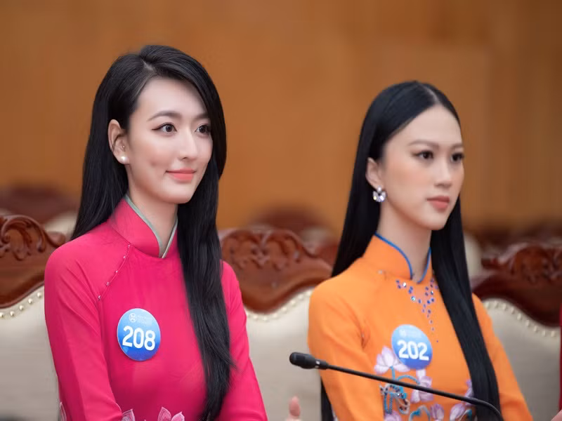 Các cô gái đã có buổi gặp mặt với các lãnh đạo của Ủy ban nhân dân tỉnh Thái Nguyên và được chào đón trong sự hân hoan và chu đáo.