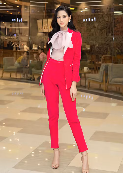 Về hành động từ chối nam đồng nghiệp định ôm eo, Đỗ Thị Hà chia sẻ trên Yan: "Thật ra hành động của Hà không có ý chảnh. Với Hà những người lạ mới gặp chưa thân thiết thì sẽ có phần ngại khi người ta đề nghị ôm eo chụp ảnh Hà sẽ lịch sự từ chối, còn với người quen biết, chơi thân rồi thì Hà sẽ thoải mái trong việc đấy hơn. Hà nghĩ bất kỳ cô gái nào cũng sẽ ái ngại khi người lạ khác giới gần gũi với cự ly gần". Ảnh: FBNV