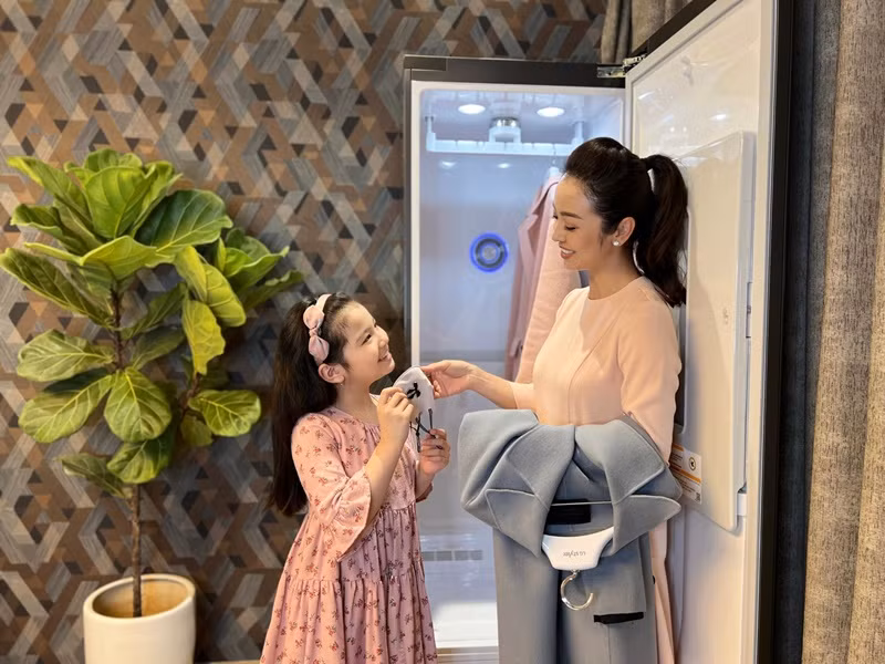 Bé Na đóng không ít quảng cáo, tham gia sự kiện cùng mẹ.