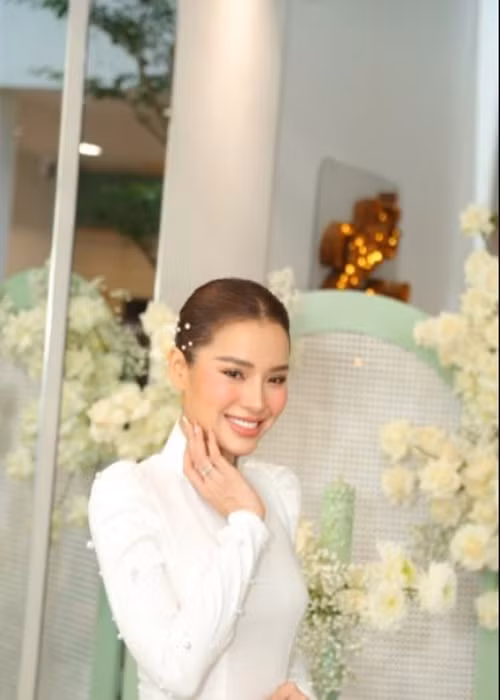 Không gian đám cưới của Phương Trinh được trang trí với tông màu xanh chủ đạo, ngập tràn hoa. Ảnh: Saostar