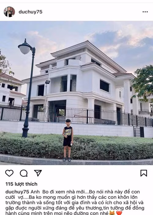 Lệ Quyên và chồng cũ Đức Huy có một cậu con trai chung tên thật là Kỳ Anh, tên thân mật là Bo. Từ khi chào đời, nhóc tì nhà sao Việt này đã "ngậm thìa vàng" vì mẹ là ca sĩ nổi tiếng, bố là ông chủ phòng trà. Chồng cũ của Lệ Quyên từng chia sẻ căn nhà để con trai cưới vợ. Tổng giá trị căn nhà lên đến gần 200 tỷ. Ảnh: Phụ nữ Việt Nam