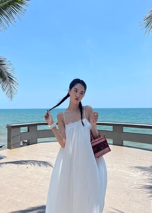 Vài ngày qua, Ngọc Trinh cùng bạn bè tận hưởng chuyến du lịch ở Phan Thiết.