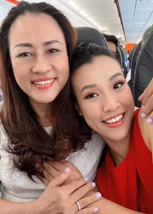  Sao Việt nghỉ lễ 30/4 - 1/5: Ổn định sau khi ly hôn với chồng Tây điển trai, MC Hoàng Oanh háo hức đưa mẹ cùng cả gia đình đi du lịch.