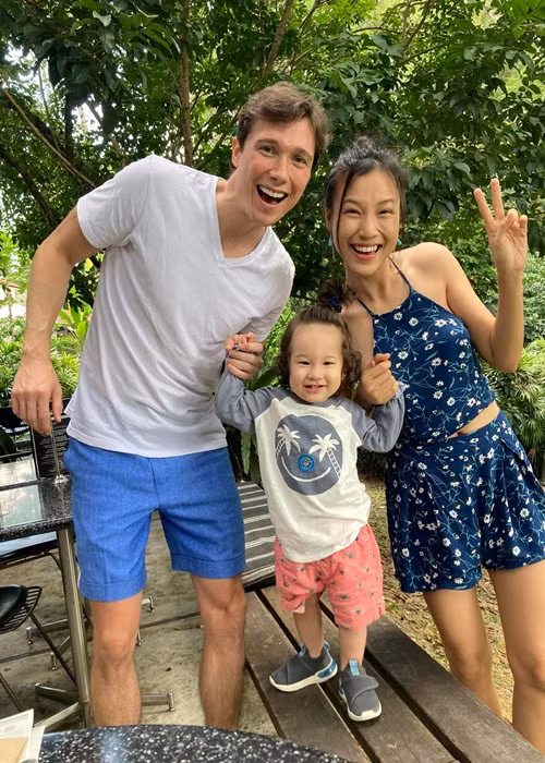 Hoàng Oanh kết hôn vào tháng 12/2019 với doanh nhân người Mỹ Jack. Khi Hoàng Oanh mang bầu và sinh con, cô sống ở Việt Nam còn Jack ở Singapore.Ảnh: FBNV