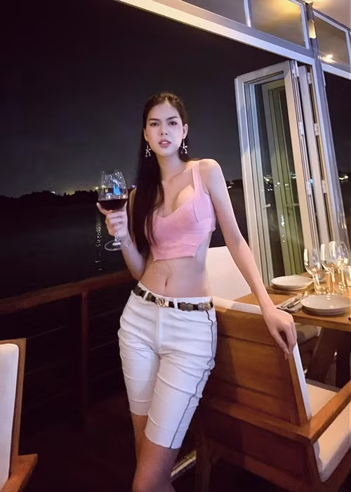 Ngoc Trinh bong dung dep hut mat sau bien co bi phan boi