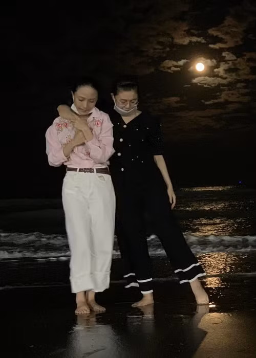 Thùy Dung sinh năm 1989, kém Phương Nga 2 tuổi và không hoạt động trong showbiz.