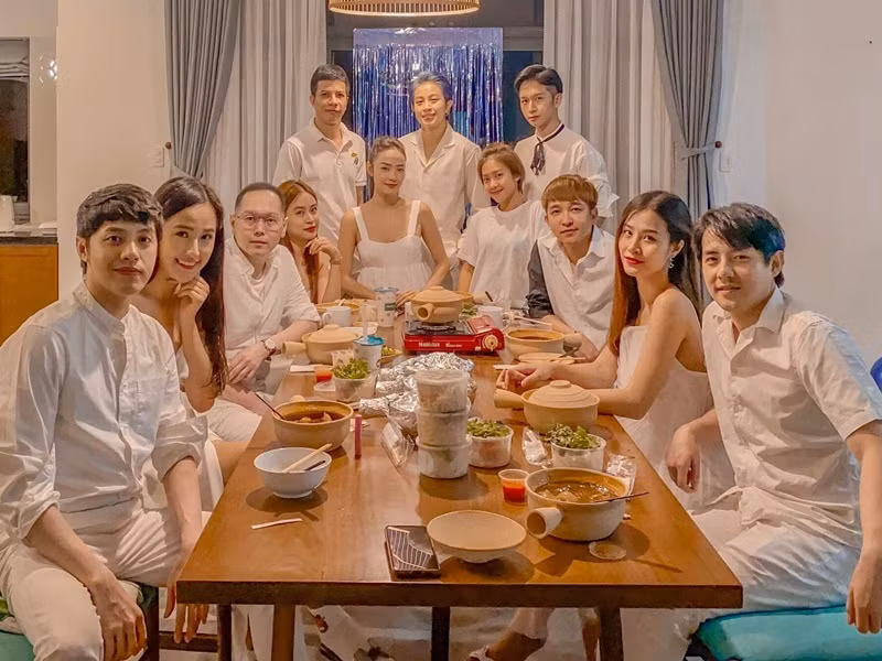 Sau đó, nhóm Gia đình văn hóa có thêm nhiều thành viên mới như Mai Phương Thúy, Hoàng Thùy Linh, Gil Lê, Khả Ngân, Phạm Quỳnh Anh, Minh Hằng. Ảnh: FBNV