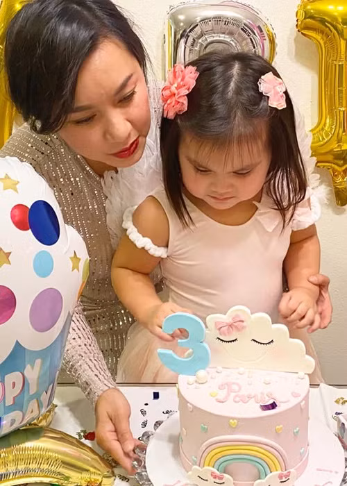 Khi còn là người đẹp nổi loạn, Y Phụng từng tuyên bố sẽ không từ bỏ sự nghiệp để ở nhà sinh con. Thế nhưng, nữ diễn viên đình đám một thời nay lại khẳng định cô không nuối tiếc điều gì sau khi sinh con, kể cả sự nghiệp. Ảnh: FBNV