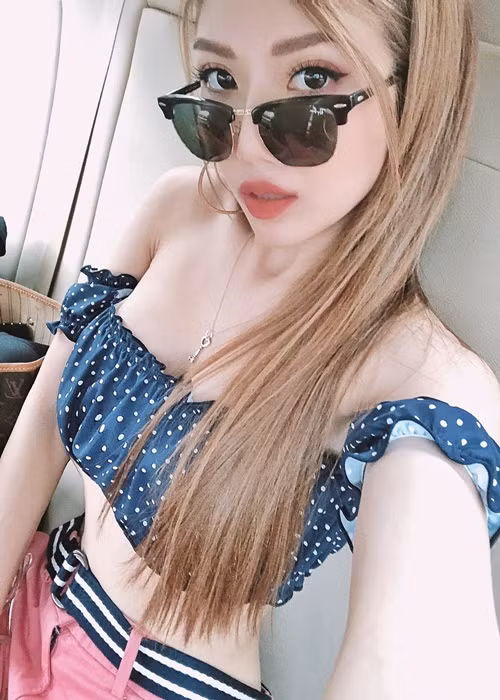 Trang Pháp thường xuyên đăng tải hình ảnh gợi cảm trên trang cá nhân. Ảnh: FBNV