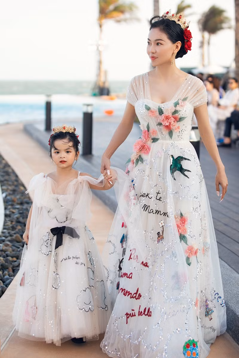 Đặc biệt, Phạm Kim Dung diễn thời trang cùng cô con gái 3 tuổi Annie Hoàng.