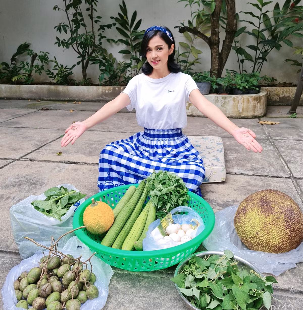 Việt Trinh tự hào khoe rau quả "của nhà trồng được".