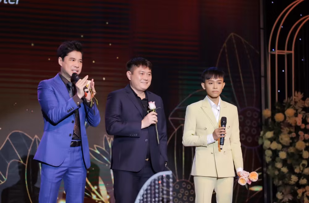 Ho Van Cuong chinh thuc tro lai san khau, hat cung Ngoc Son