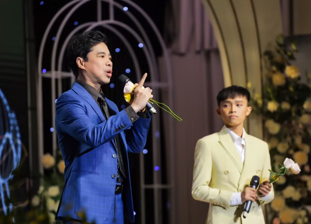 Trong đêm nhạc, Ngọc Sơn - Hồ Văn Cường đã mang đến cho khán giả nhiều giây phút lắng đọng, cảm xúc qua các ca khúc nổi tiếng.