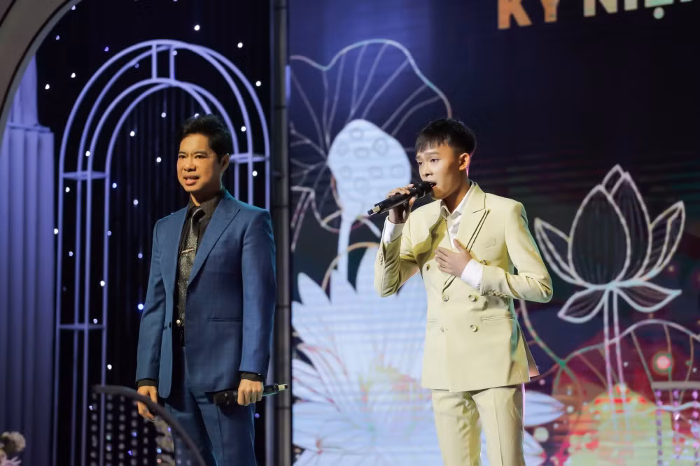 Đặc biệt, tiết mục song ca “Tình cha - Lòng mẹ” của Ngọc Sơn và Hồ Văn Cường khiến nhiều người xúc động.