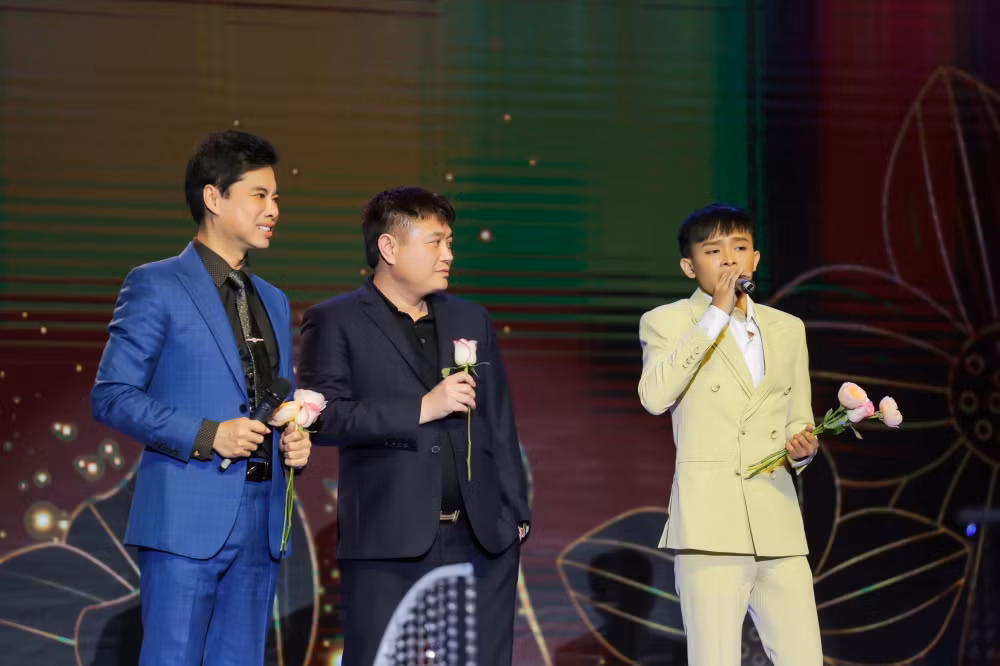Trên sân khấu, Ngọc Sơn và Hồ Văn Cường tương tác vô cùng ăn ý.
