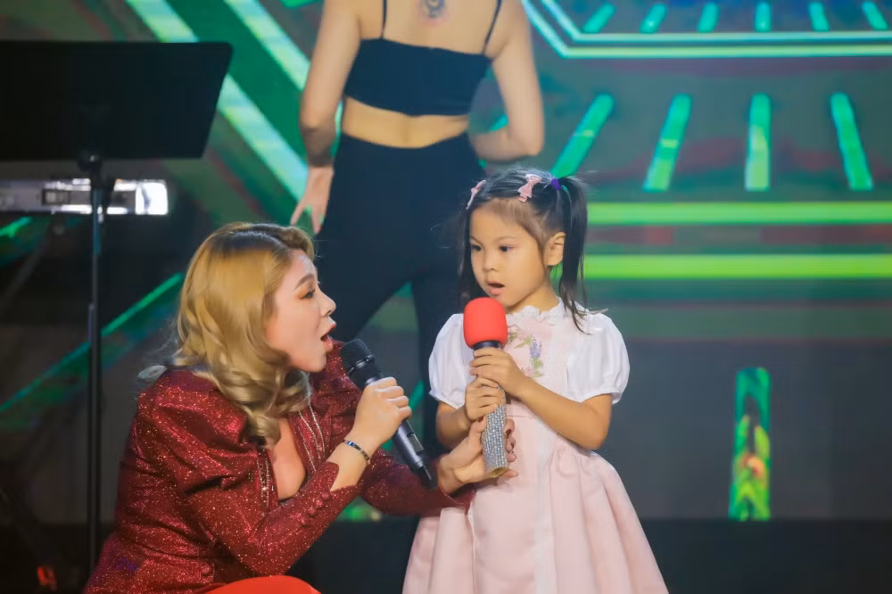 Cũng trong chương trình, ca sĩ Thanh Thảo gây bất ngờ khi hát “Con bướm xuân” cùng con gái Talia trên sân khấu. Thanh Thảo bật mí đây là ca khúc mà Talia rất yêu thích nên em muốn song ca cùng mẹ.