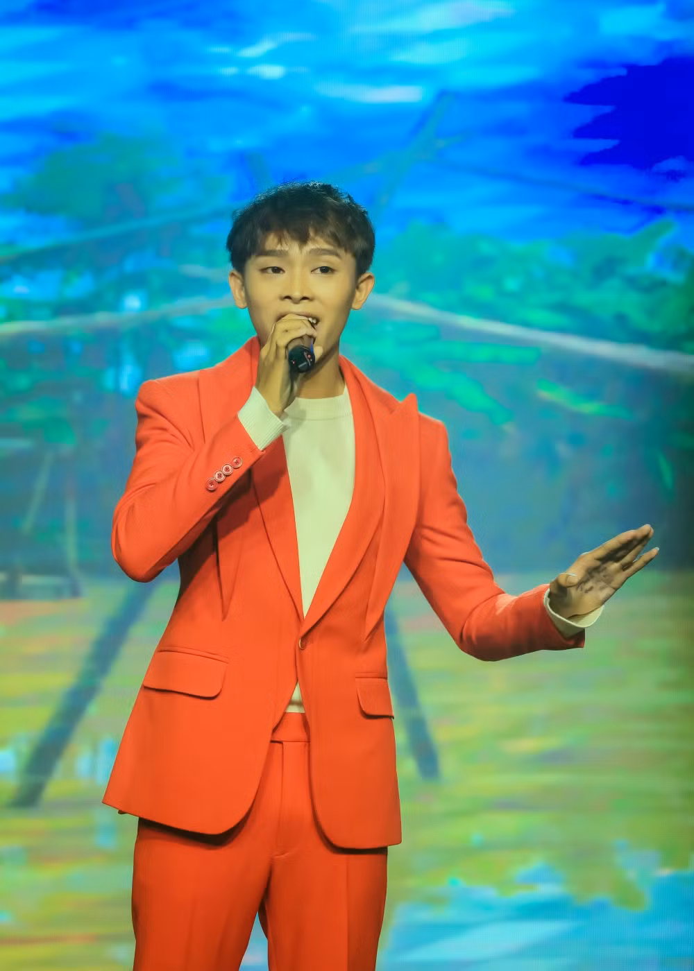 Xuất hiện tại sự kiện, Hồ Văn Cường “lột xác” trưởng thành về hình ảnh, phong cách lẫn bản lĩnh sân khấu khiến khán giả không khỏi ngỡ ngàng.