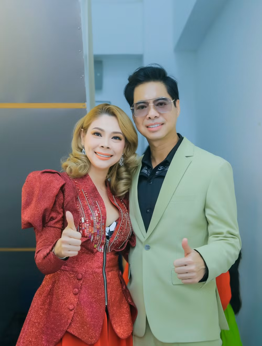 Nữ ca sĩ chụp ảnh cùng danh ca Ngọc Sơn.
