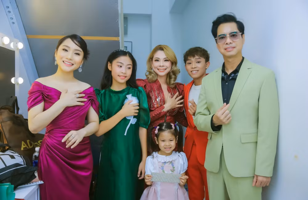 Cùng với Hồ Văn Cường, đêm nhạc quy tụ nhiều đồng nghiệp, học trò, con nuôi của giọng ca “Tình cha” như: Ca nhạc sĩ Sơn Hạ, ca sĩ Thanh Thảo, Lâm Bảo Phi, Đỗ Minh Quân, Hồ Phương Liên, S Quang Ngọc...