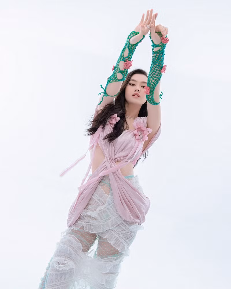 Trước đây, nàng hậu gốc Hà thành được biết đến như “nữ hoàng lookbook” trong giới thời trang, nên đối với cô việc thả dáng trước ống kính là không hề khó khăn.
