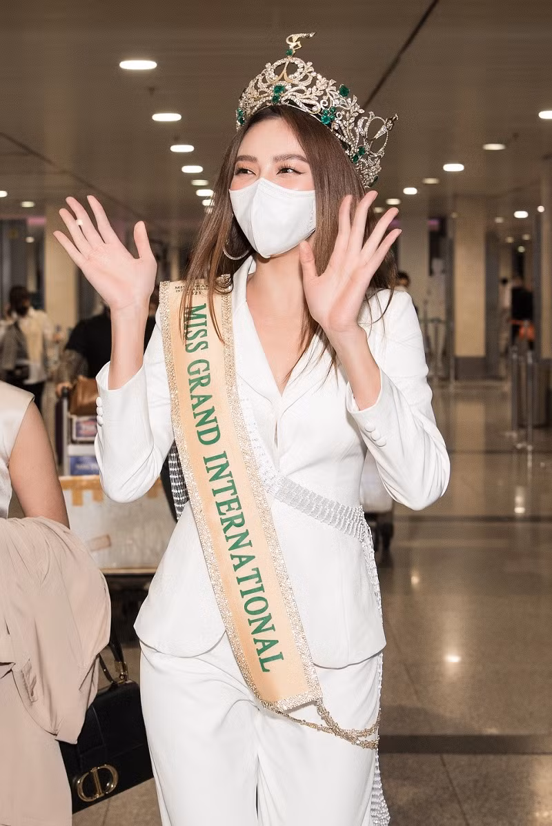 Xuất hiện sau hành trình dài, Thùy Tiên không ngừng vẫy tay, tươi cười chào người hâm mộ.