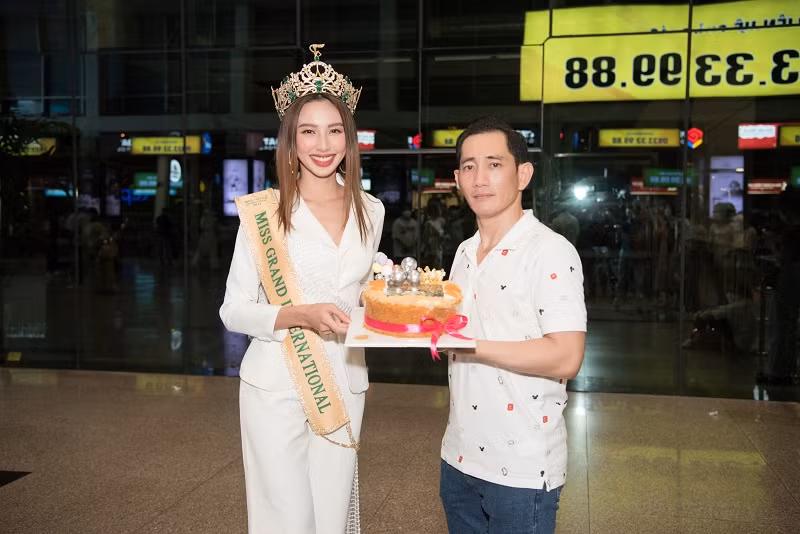 Bất ngờ hơn nữa, bố của Thùy Tiên cũng có mặt tại sân bay để đón con gái.