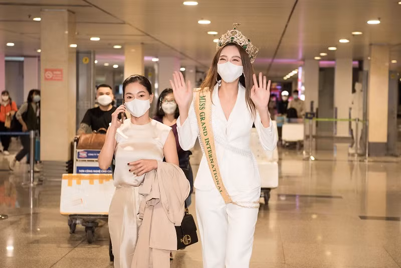 Thùy Tiên được bố mang bánh bông lan trứng muối ra sân bay đón Thuy Tien duoc bo mang banh bong lan trung muoi ra san bay don