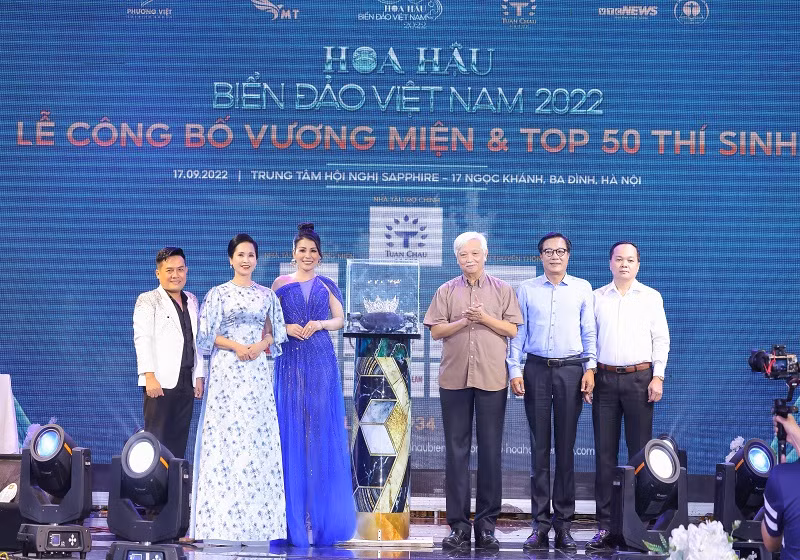 Ngoài công bố vương miện Hoa hậu Biển đảo Việt Nam 2022, BTC cũng tiết lộ thành phần ban giám khảo chính thức của cuộc thi gồm: NSND Trọng Trinh (Trưởng Ban giám khảo), Nhà sử học Dương Trung Quốc, NSND Lan Hương, Tiến sĩ Nhân trắc học Vũ Thị Thu Hương, NTK Lý Minh Tuấn và giám khảo danh dự Hoa hậu Siêu quốc gia 2013 Mutya Johanna Datul.