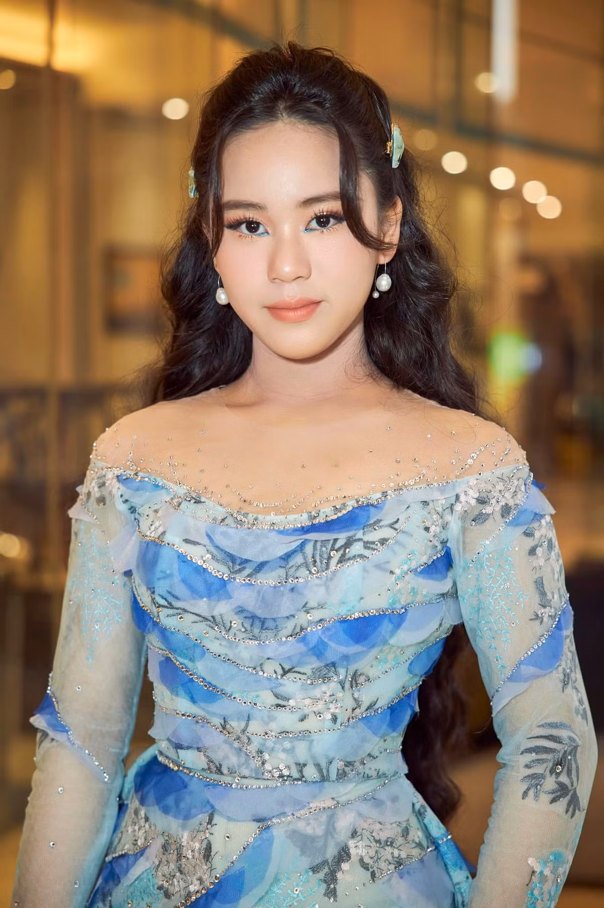 Mỹ nhân 14 tuổi làm giám khảo Hoa hậu Môi trường VN là ai? My nhan 14 tuoi lam giam khao Hoa hau Moi truong VN la ai?