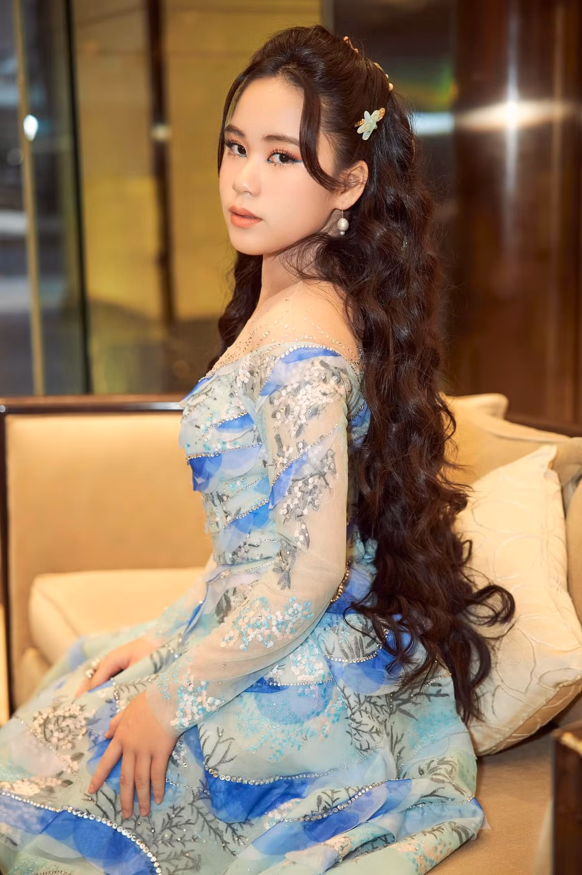 Nhiều ý kiến cho rằng, Bella Vũ giữ vai trò "cầm cân nảy mực" cuộc thi nhan sắc ở tuổi 14 là chưa phù hợp.