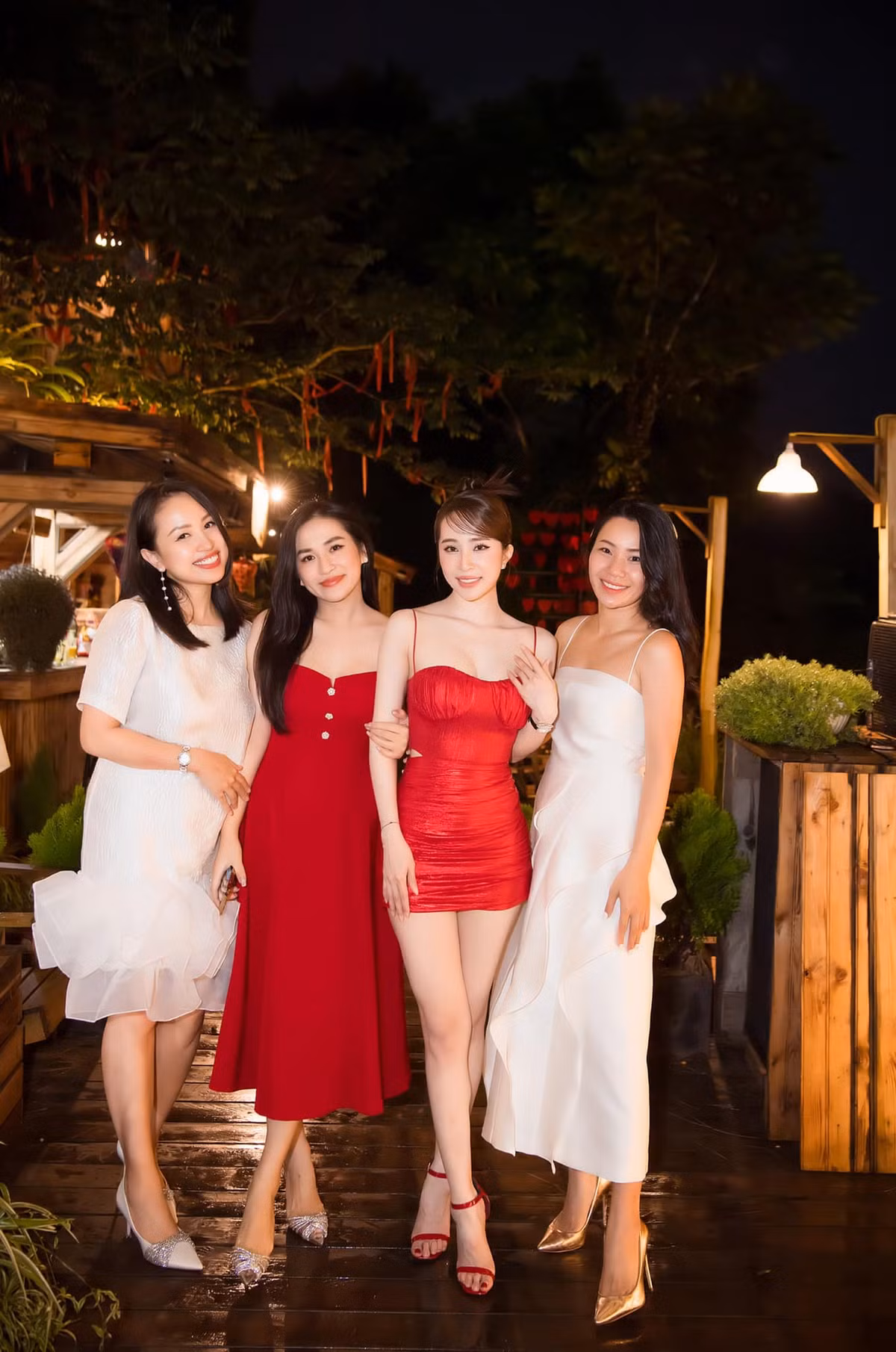 Nữ diễn viên khoe sắc vóc nuột nà bên cạnh dàn mỹ nhân.