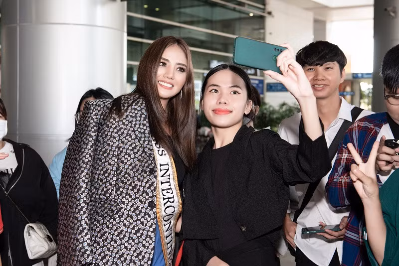Ngoài ra, Hoa hậu Cindy còn kết hợp quảng bá du lịch về hình ảnh đất nước, con người tại Việt Nam.