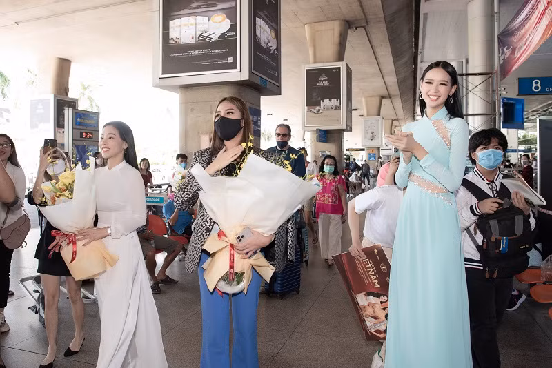 Với sự mến khách và tinh tế, bà trùm hoa hậu và Á hậu Bảo Ngọc đã chọn trang phục áo dài truyền thống nền nã của NTK Ngô Nhật Huy. Cả hai khéo léo khoe vẻ duyên dáng của người phụ nữ Việt.