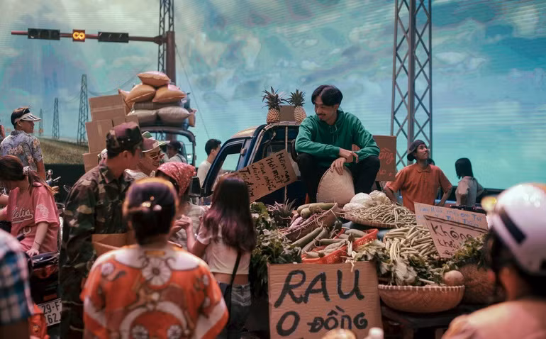 Đen Vâu hóa Minh Râu bán rau trong MV của Hoàng Thùy Linh - Hình 4 Den Vau hoa Minh Rau ban rau trong MV cua Hoang Thuy Linh-Hinh-4