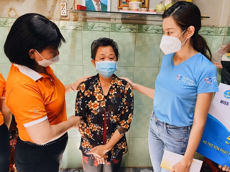 Những gia đình được hỗ trợ rất vui mừng khi nắm tay nàng hậu, có người còn xúc động rưng rưng nước mắt.