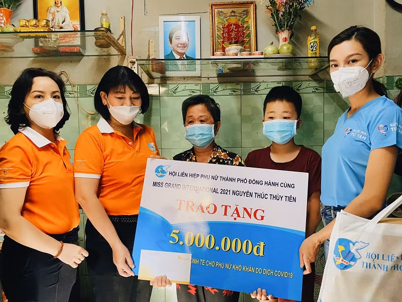 Ngay sau đó, Hoa hậu Thùy Tiên tận tay mang theo các phần quà gồm nhu yếu phẩm như lương thực, khẩu trang… do Hội chuẩn bị, di chuyển đến các hộ gia đình để thăm hỏi và trao tặng.