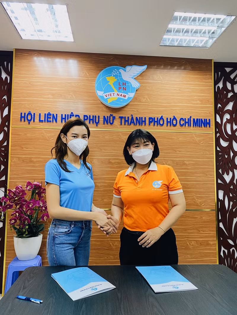 Từ sớm, Thùy Tiên đã có mặt tại trụ sở của Hội Liên hiệp Phụ nữ TPHCM làm lễ ký kết thỏa thuận và nhận danh sách hỗ trợ.